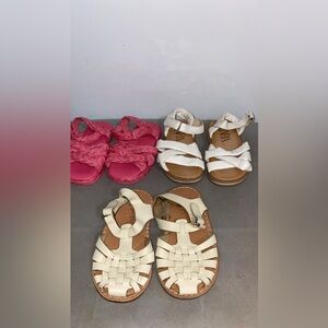 Crab-shaped sandal. Side strap closure.size 21